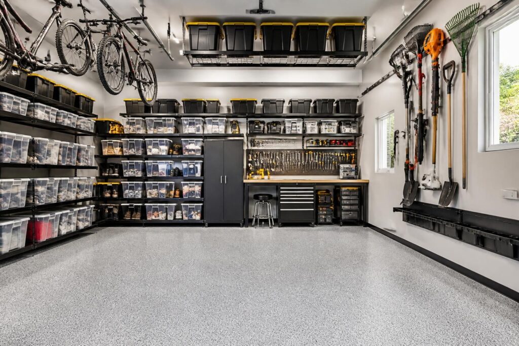 découvrez des astuces ingénieuses pour optimiser le rangement de votre garage et libérer de l'espace, afin de créer un espace ordonné et fonctionnel.