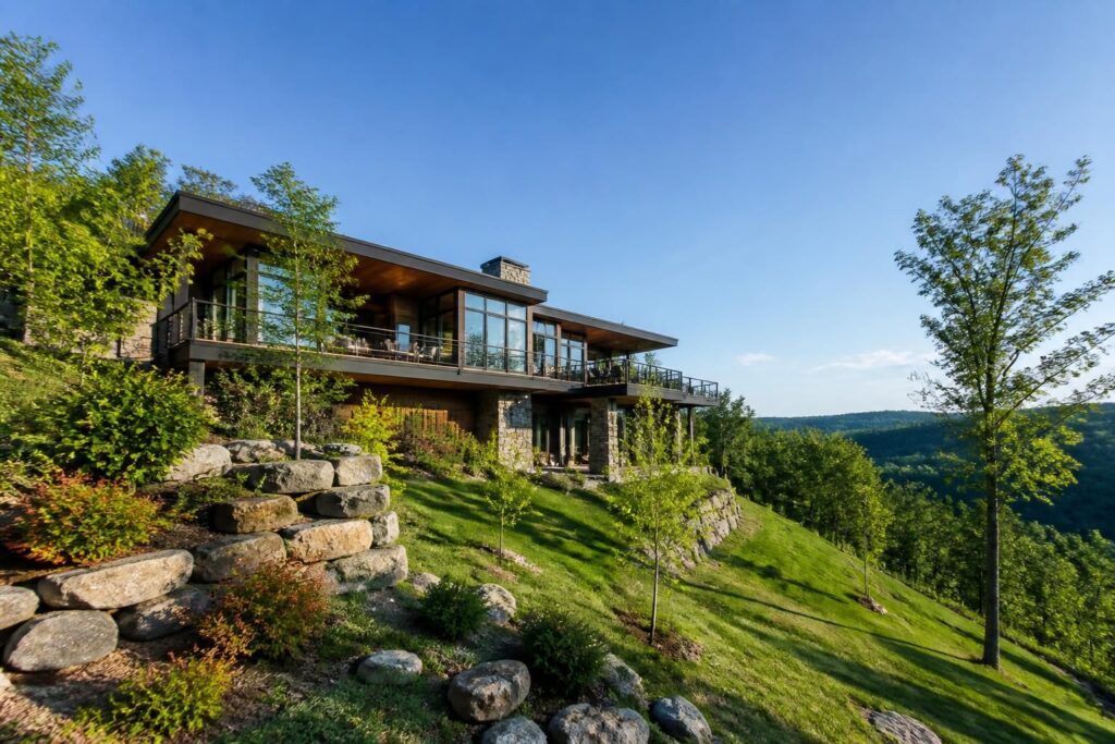 découvrez les conseils essentiels et les réglementations pour construire sur un terrain en pente, afin de réaliser votre projet immobilier en toute sécurité et conformité.