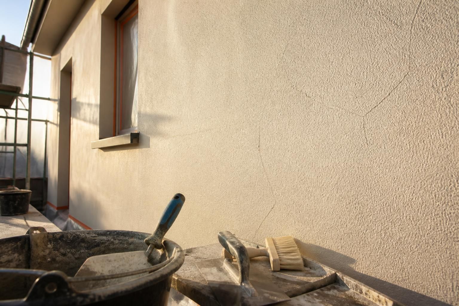 découvrez comment identifier et réparer efficacement les microfissures sur un enduit monocouche fraîchement appliqué pour assurer une finition durable et esthétique.