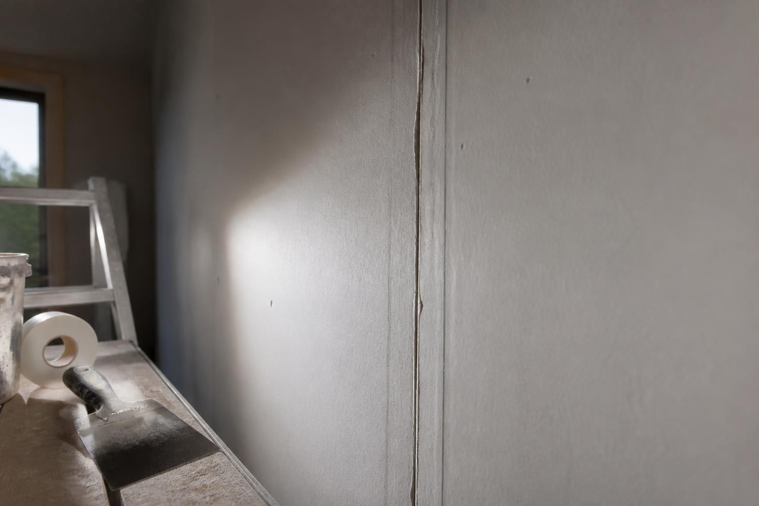 découvrez les raisons courantes des fissures sur les plaques placo au niveau des joints et apprenez comment les prévenir pour garantir un rendu impeccable.