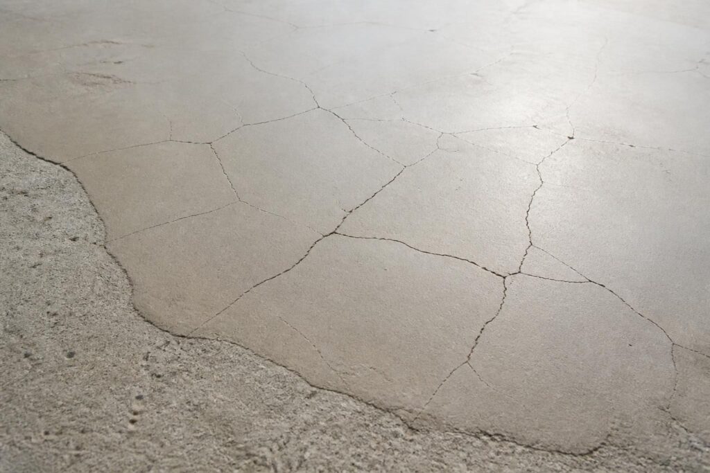 découvrez les causes principales des craquelures du ragréage autolissant après séchage sur dalle béton et les solutions pour éviter ce problème courant.