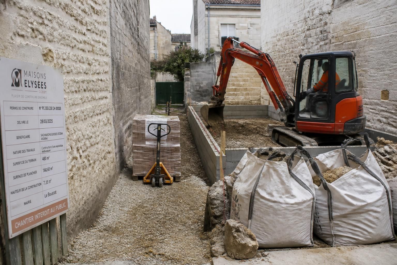 découvrez les surcoûts associés à un terrain difficile d’accès et comment ils impactent votre budget de construction. guide pratique pour anticiper les dépenses supplémentaires.