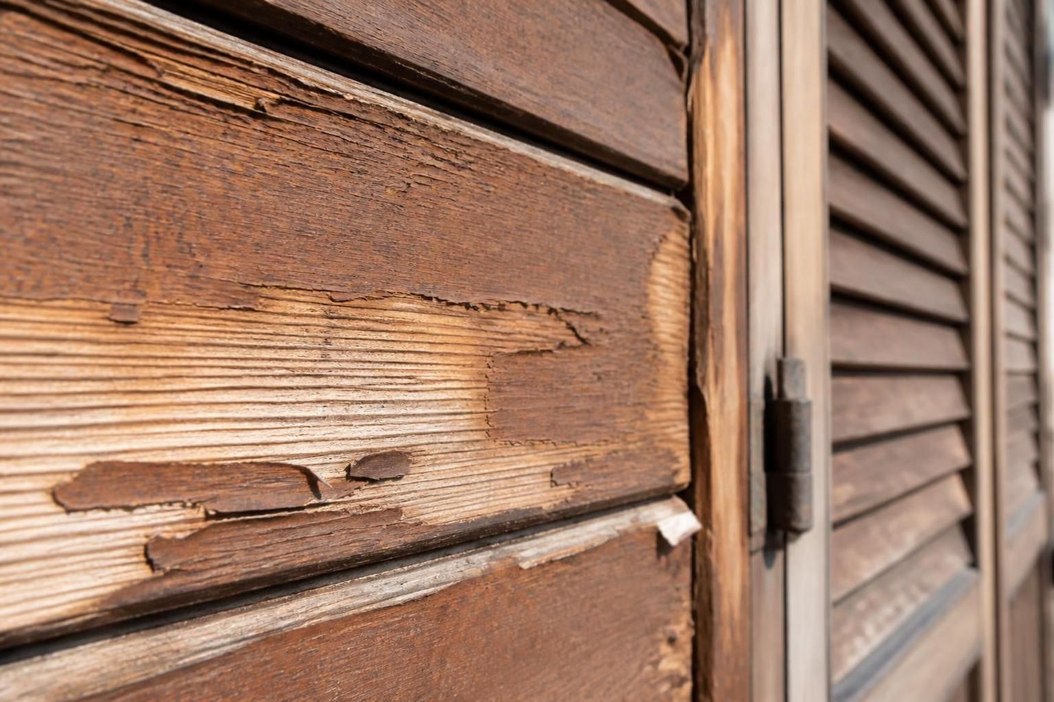 découvrez les causes courantes de l'écaillement de la lasure xyladecor sur le bois extérieur et comment y remédier pour protéger efficacement vos surfaces en bois.