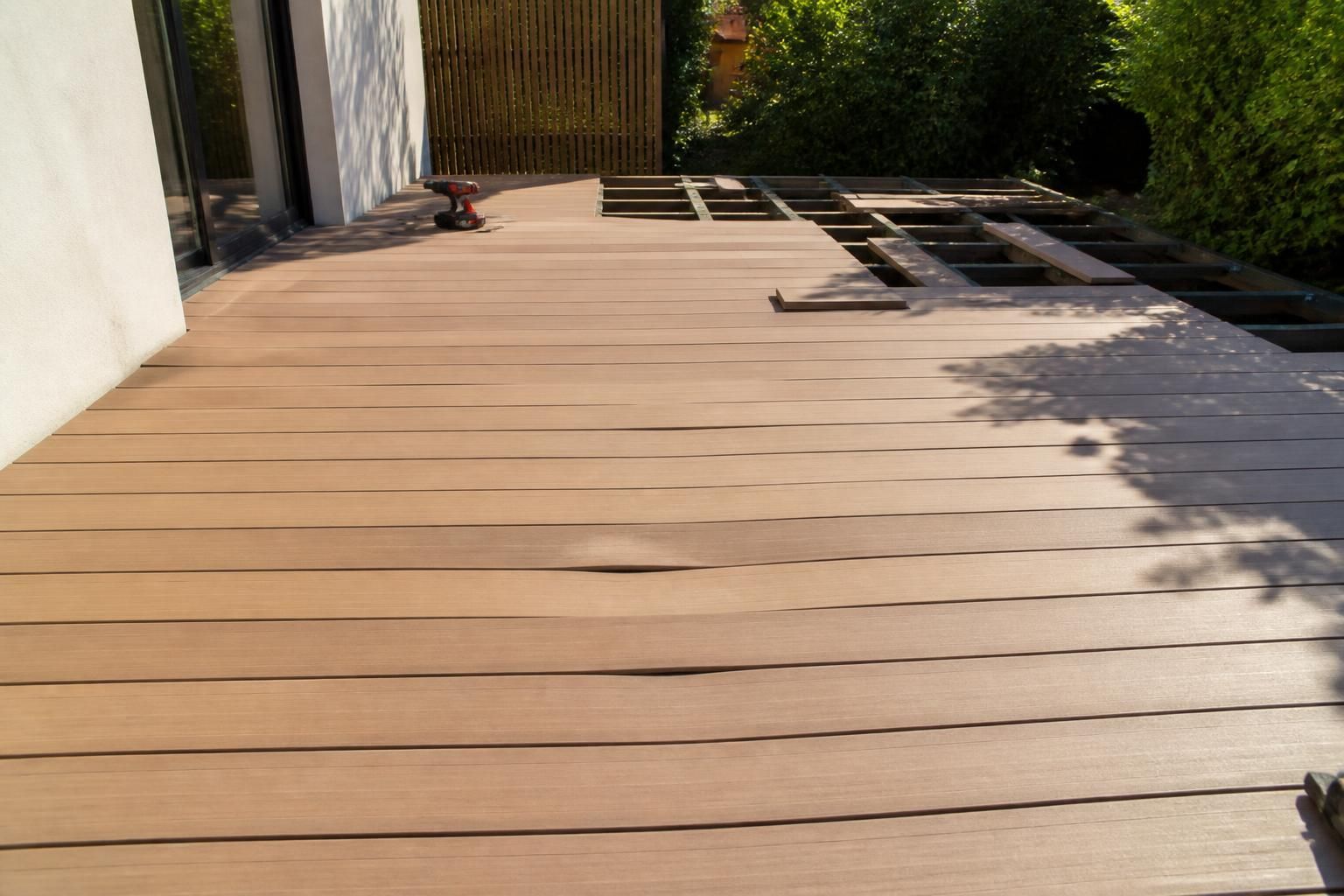 découvrez les raisons pour lesquelles votre terrasse composite silvadec peut se déformer au soleil et apprenez comment prévenir ces déformations pour profiter d'une surface stable et durable.